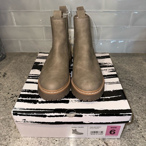 NIB DV by Dolce Vita LEIGHA Chelsea Boot Dark Taupe - Picture 11 of 13
